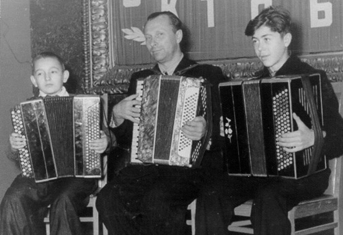 Г.Т. Тышкевич с дуэтом Косинской школы. 1957 г.